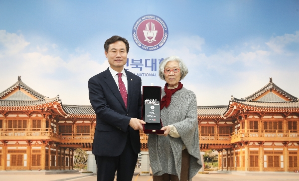 前사범대학 독어교육과 김정옥 교수 발전기금 기탁식(2020.11.20.) 대표이미지