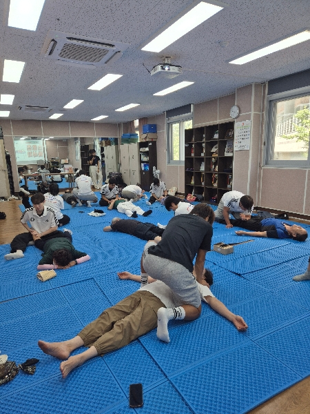 Jeonbuk National University's Department of Sports Science Conducts Sports Massage and Taping Volunteer Service at Geumam Senior Welfare Center Main Image