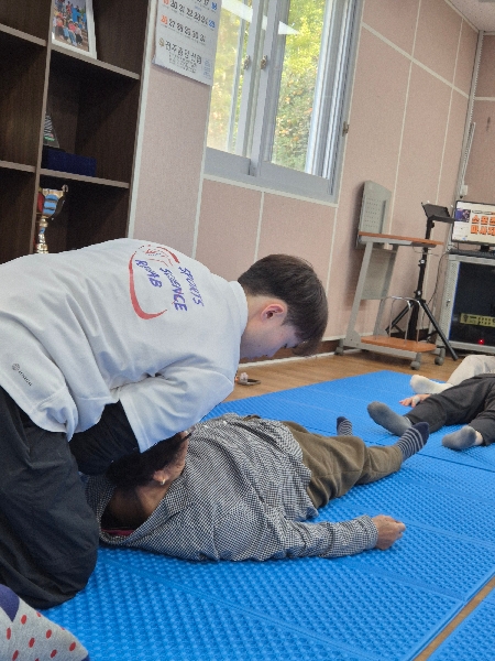 Sports Science and Rehabilitation Division Conducts Sports Massage and Taping Volunteer Service at Geumam Senior Welfare Center on October 23, 2025 — Community Health Promotion Program Main Image