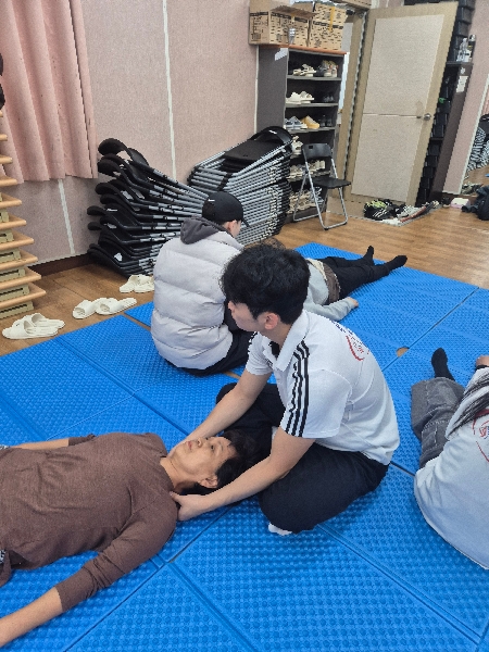 The Department of Sports Science and Rehabilitation at Chonbuk National University will provide sports massage and taping services at a community center on November 6, 2025, leading the way in promoting the health of local seniors. Main Image